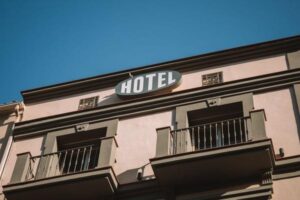 How to Find Cheap Hotels Without Sacrificing Location